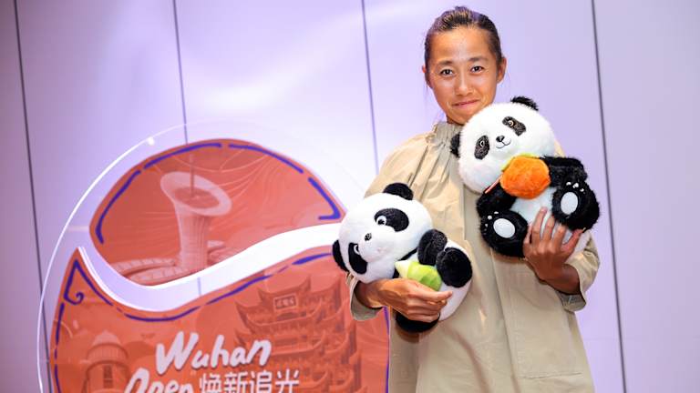 Zhang Shuai avec quelques pandas supplémentaires à la fête des joueurs.