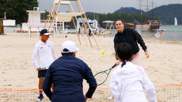 Sabalenka a fait ses premiers pas au « beach tennis » avec des juniors locaux.