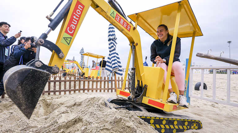 Pas besoin de casque de sécurité puisque Sabalenka essaie une excavatrice sur la plage.