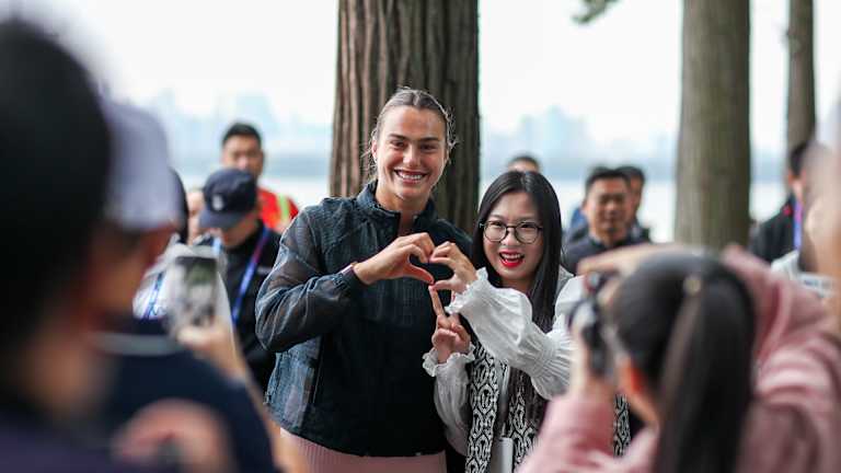 Sabalenka salue les fans lors de sa sortie à East Lake.