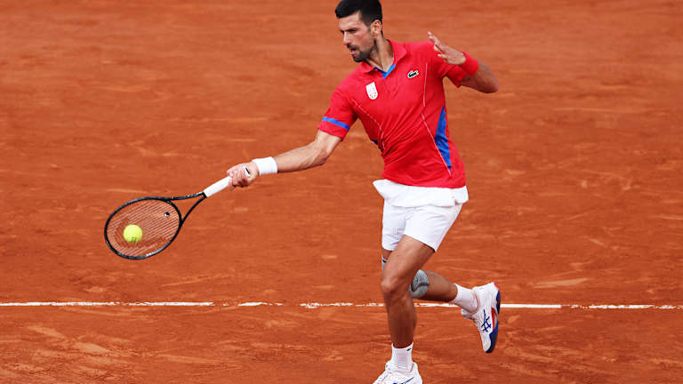 Remarquez la supination contrôlant le contact contrairement au poignet qui joue un rôle de soutien.