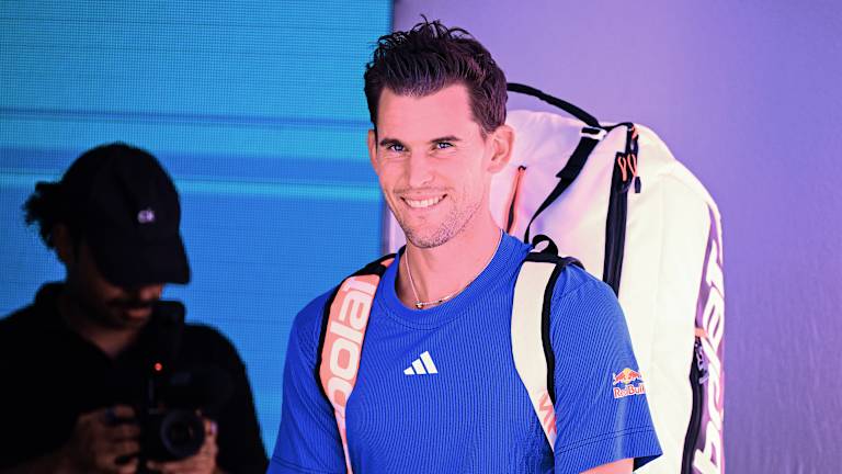 Thiem regarde juste avant de sortir pour sa célébration d'adieu à Vienne.