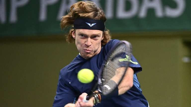 Après avoir perdu contre Stan Wawrinka en quarts de finale à Stockholm, Rublev cherche à consolider sa place à Turin à Bâle.