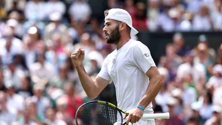 Jacob Fearnley sur le court central de Wimbledon, lors de son match contre Novak Djokovic.
