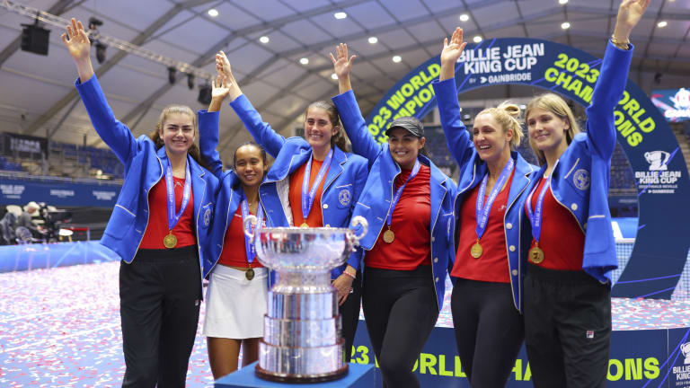 Le Canada célèbre avec la Coupe Billie Jean King 2023.