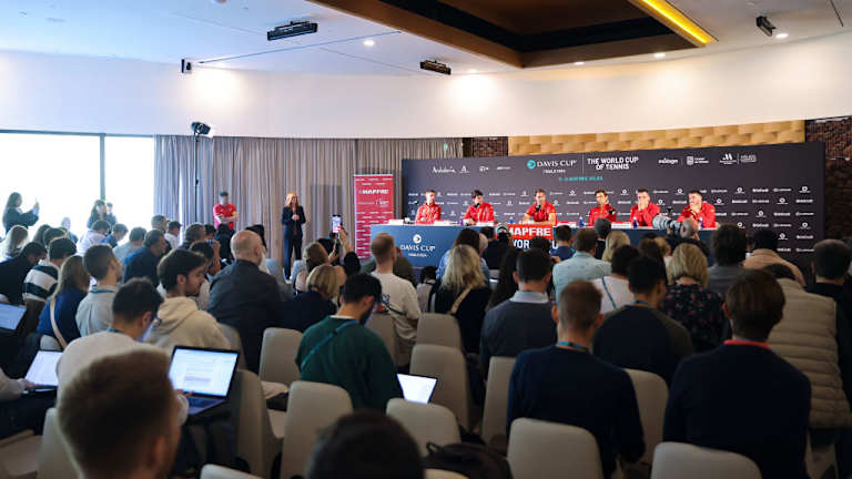 La conférence de presse espagnole de la Coupe Davis a dû être déplacée dans un lieu plus grand pour répondre aux nombreuses demandes des médias.