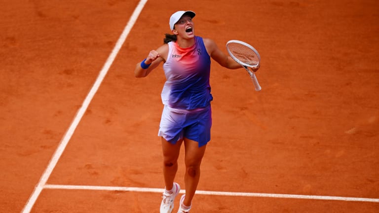 Après une heure et sept minutes, Swiatek a remporté son quatrième titre à Roland Garros et a égalé Martina Hingis et Maria Sharapova au classement des titres majeurs.