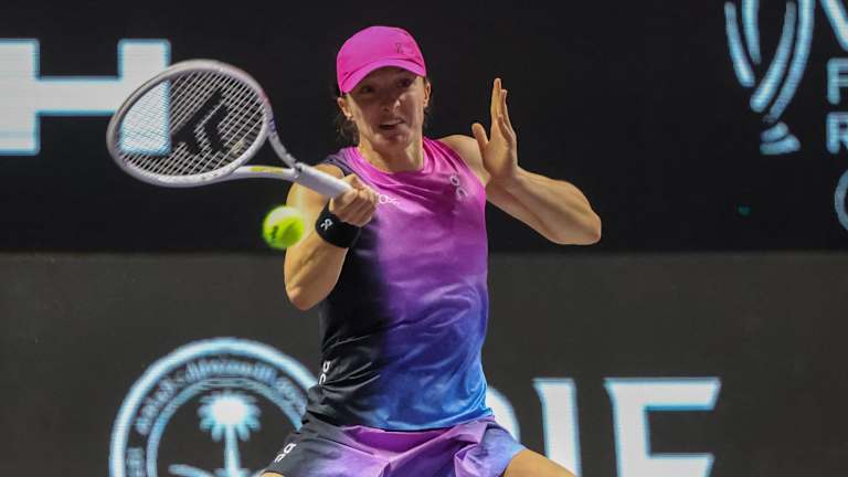 Swiatek s'est retrouvé en forme après un départ irrégulier, tandis que Krejcikova s'est évanouie physiquement.