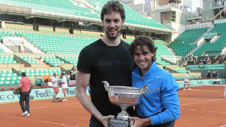 Gasol a mis la main sur le trophée de Roland Garros 2011 lorsque Nadal l'a remporté.