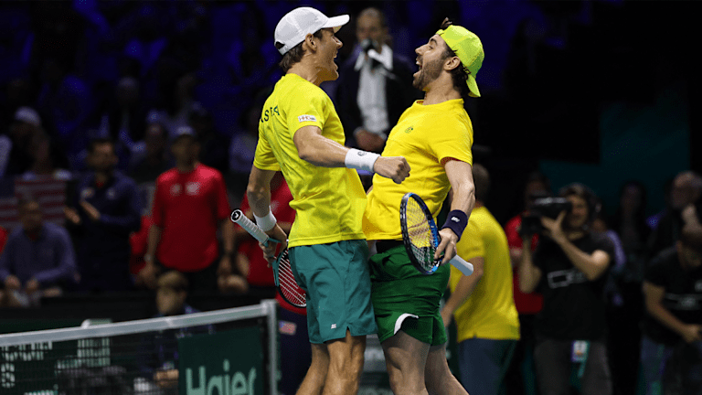 L'Australie a réussi son retour après avoir été menée 0-1 jeudi, décrochant l'égalité dans le match décisif du double.