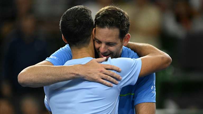 Les amis, d'abord. Les concurrents, deuxièmes.