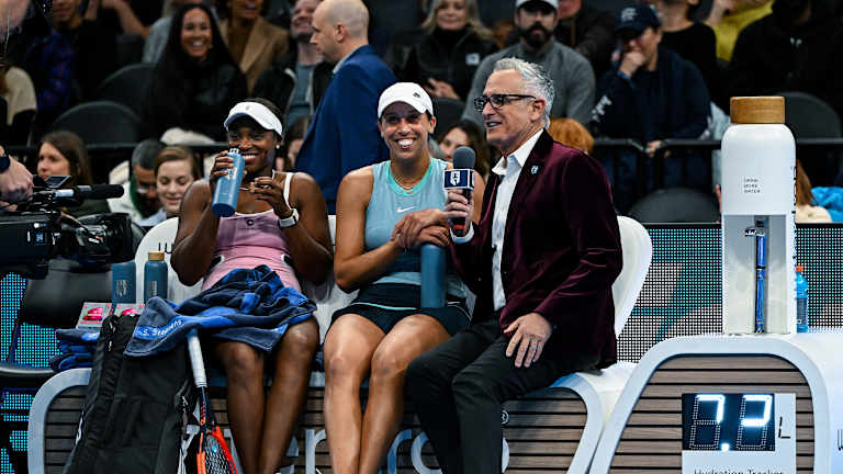 Keys a demandé à la foule de lui envoyer des annonces immobilières à Charlotte, à la demande pressante de son mari Bjorn Fratangelo.