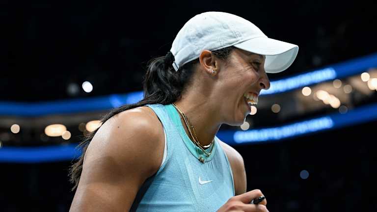 Keys et Stephens ont signé autant d'autographes que possible avant qu'il ne soit temps de quitter le terrain.