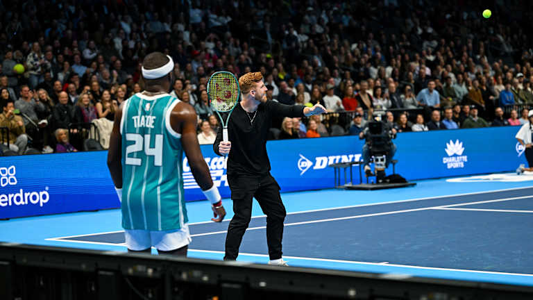 Tiafoe a fait sortir le quart-arrière des Panthers de la Caroline, Andy Dalton...