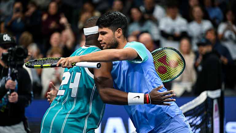 Frances Tiafoe et Carlos Alcaraz ont partagé une étreinte d'avant-match, avant de laisser les matchs commencer.