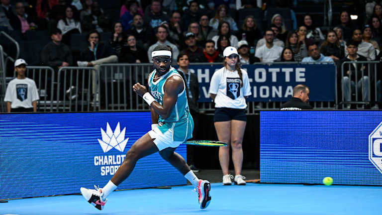 Les deux gars ont tout mis en œuvre pour se divertir.