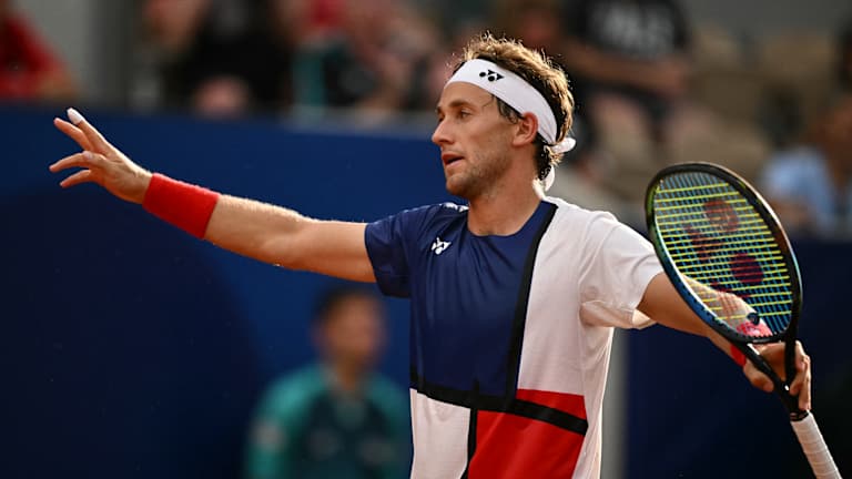 Les blocs de couleur bleue étaient un ajout bienvenu à la tenue olympique de Ruud puisqu'il a joué plus tard dans le tournoi.