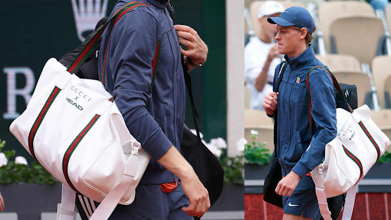 Jannik Sinner porte un sac Gucci x Head personnalisé sur le terrain de Roland Garros.