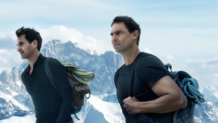 Roger Federer et Rafael Nadal escaladent les Dolomites dans le sac Louis Vuitton "Valeurs fondamentales" campagne.