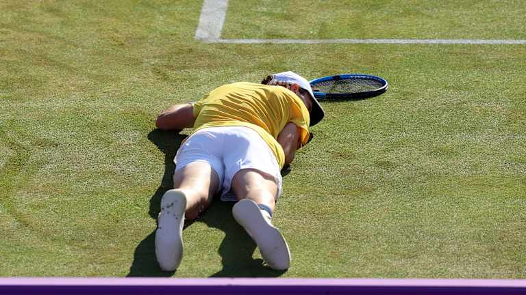 Il passe un moment...