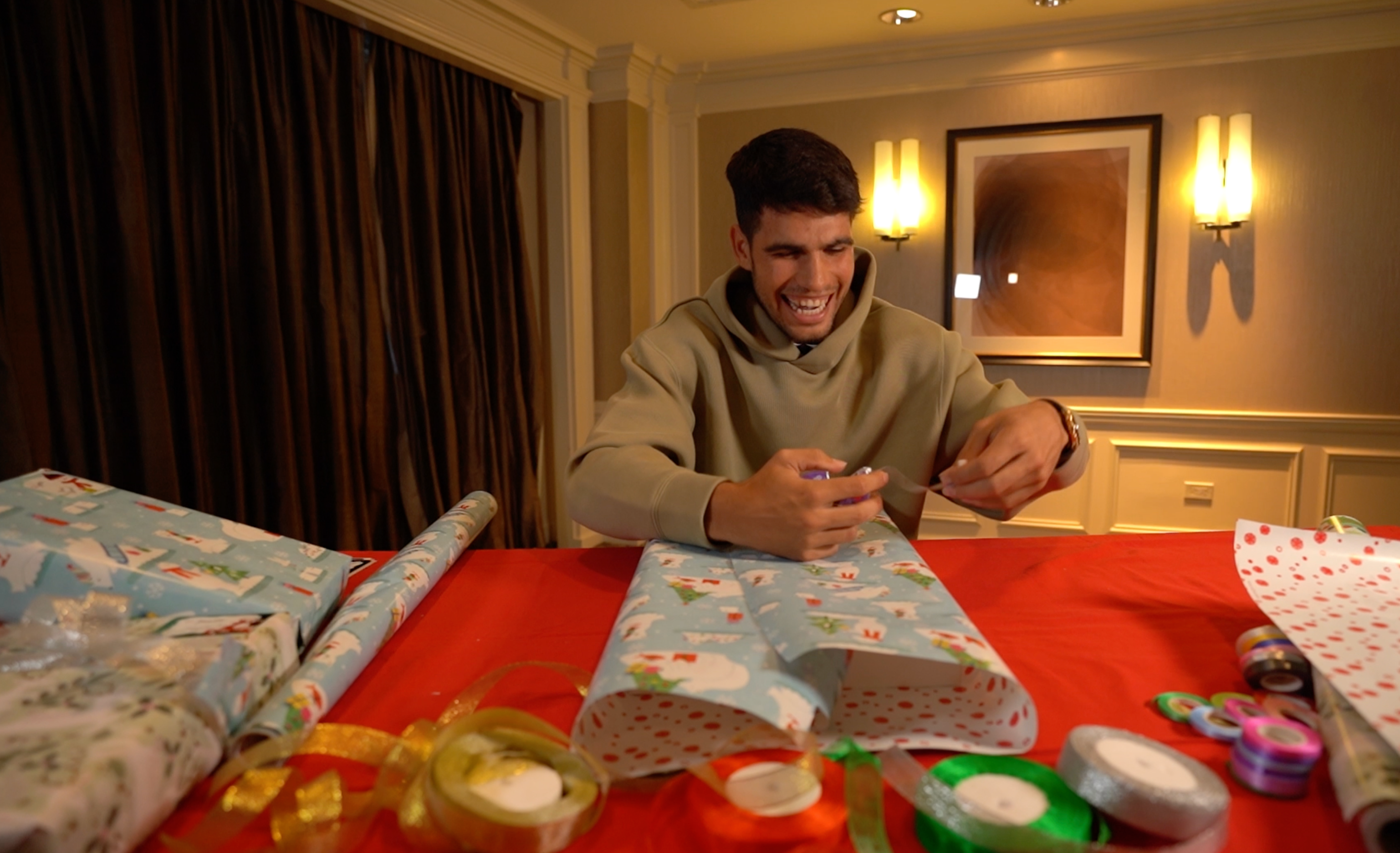 Défi d'emballage cadeau avec Carlos Alcaraz et Jessica Pegula