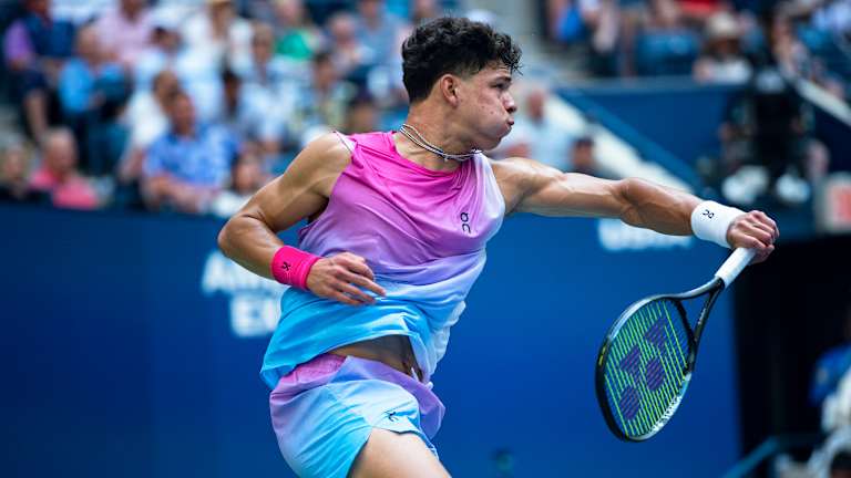 Alors que Shelton n'a pas égalé ses résultats majeurs sur terrain dur de 2023 cette année, le gaucher a amélioré ses performances à Roland Garros (troisième tour) et à Wimbledon (quatrième tour).