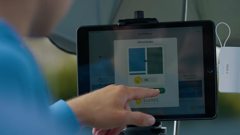 Les joueurs ont examiné les défis sur un iPad posté près du site Internet.