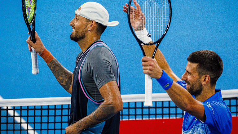 Kyrgios et Djokovic ont enthousiasmé le public de la session nocturne de Brisbane avec une victoire en trois sets contre Erler et Mies, ouvrant la voie à leurs retours respectifs en simple.