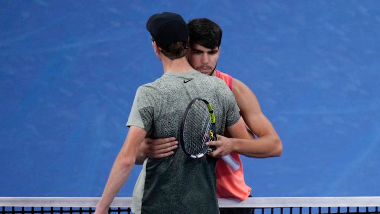 Dans l'une des meilleures finales de l'année, Alcaraz a battu Sinner à Pékin, 6-7 (6), 6-4, 7-6 (3).