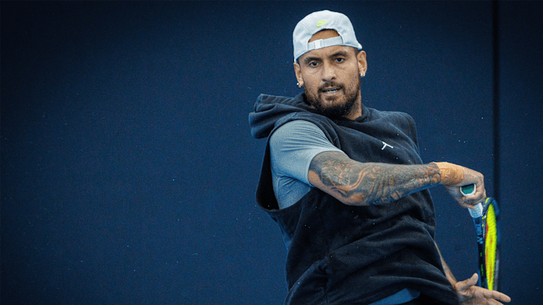 Kyrgios a été absent du terrain pendant la majeure partie des 18 derniers mois et a critiqué Sinner et Swiatek sur les réseaux sociaux à la suite de leurs violations des règles antidopage.