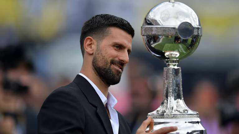 Djokovic détient le trophée avant la finale de la Copa CONMEBOL Libertadores 2024.