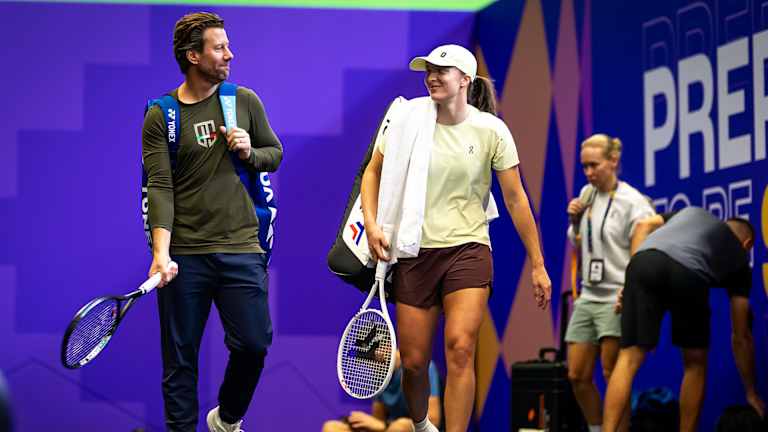 Swiatek a annoncé qu'elle se séparerait de l'entraîneur de longue date Tomasz Wiktorowski après l'US Open et a révélé qu'elle travaillerait avec Fisette avant la finale de la WTA.