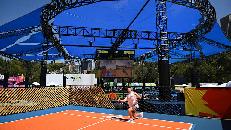 Jouez sur le court de tennis POP.