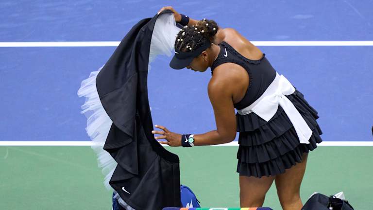 Osaka a fait ses débuts avec sa coupe US Open 2024 en vert citron, battant Ostapenko pendant la journée, mais a ensuite perdu contre Muchova alors qu'elle portait l'alternative de nuit du design.