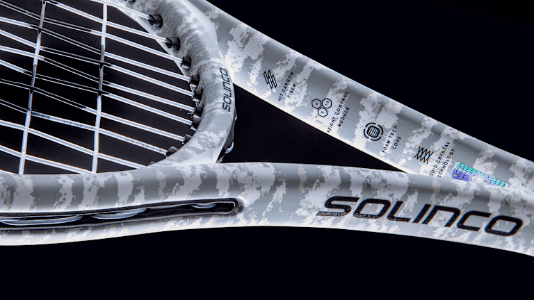 Le précédent look entièrement blanc a été mis à jour avec un superbe maquillage camouflage tigre.