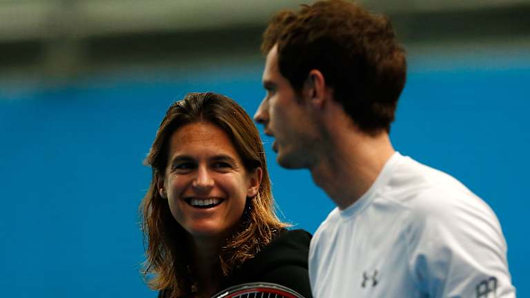 King souhaite que davantage de femmes suivent les traces d'Amélie Mauresmo et deviennent entraîneures.