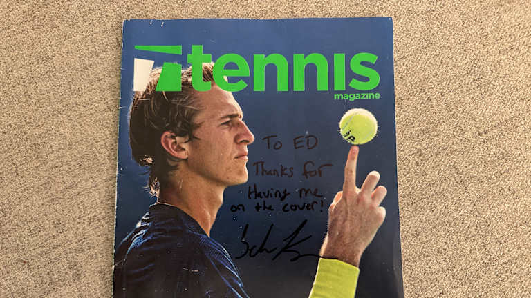 L'introduction de l'article de couverture de Korda dans le numéro de juillet/août 2021 de TENNIS Magazine : « Éduqué pour se concentrer sur le long jeu et doté d'un ADN de championnat, Sebastian Korda pourrait bien avoir l'ensemble précis d'ingrédients pour remettre le tennis masculin américain sur le devant de la scène. Claquez la carte et honorez son nom de famille.