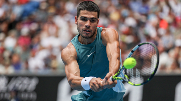 Alcaraz avait l'air physiquement fort et mentalement fort alors qu'il se qualifiait pour le troisième tour de Down Under.