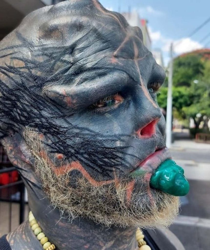 Il a transformé son corps et devient un Black Alien