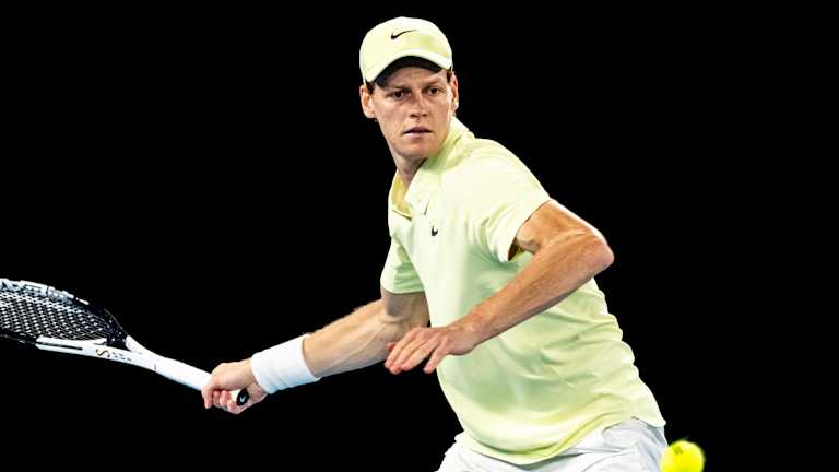 Sinner a rebondi après une victoire instable contre Holger Rune avec un renvoi catégorique d'Alex de Minaur en quarts de finale.