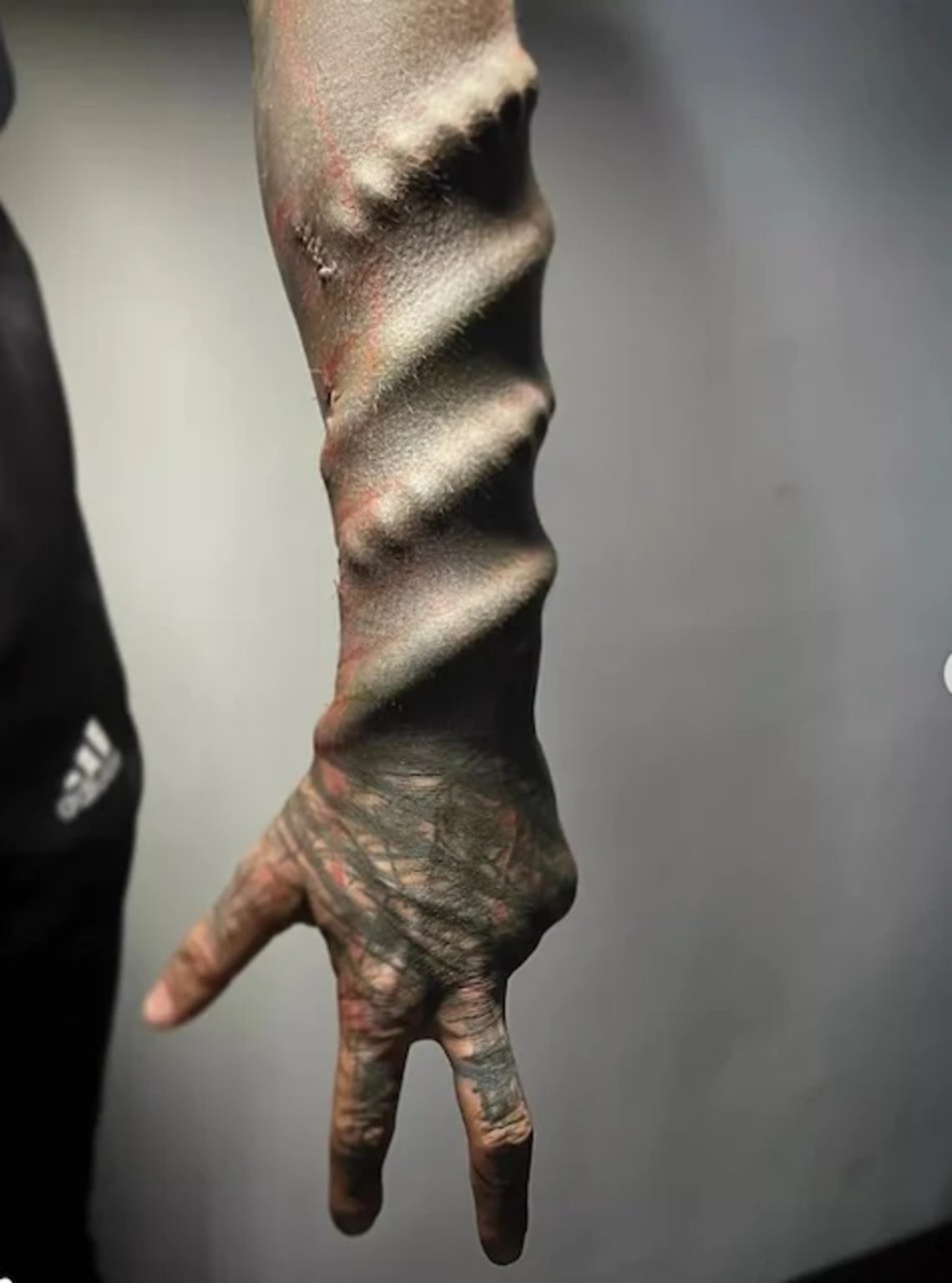 Il a transformé son corps pour devenir un Black Alien et fait peur aux ...