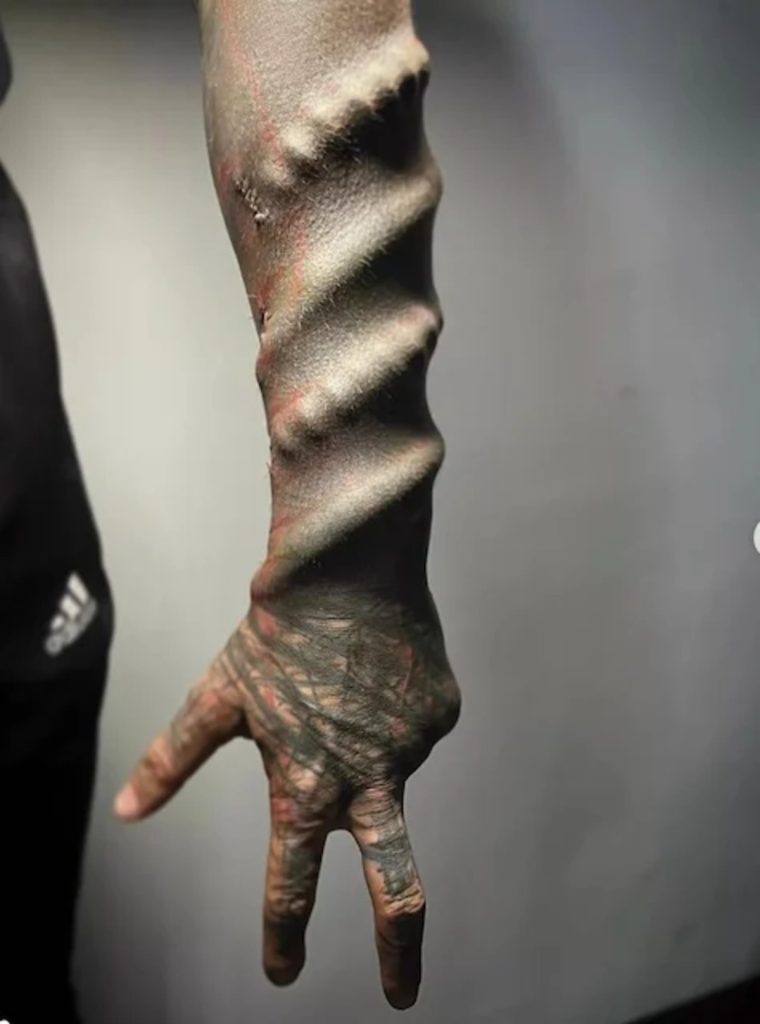 Le Black Alien fait peur aux clients des restaurants