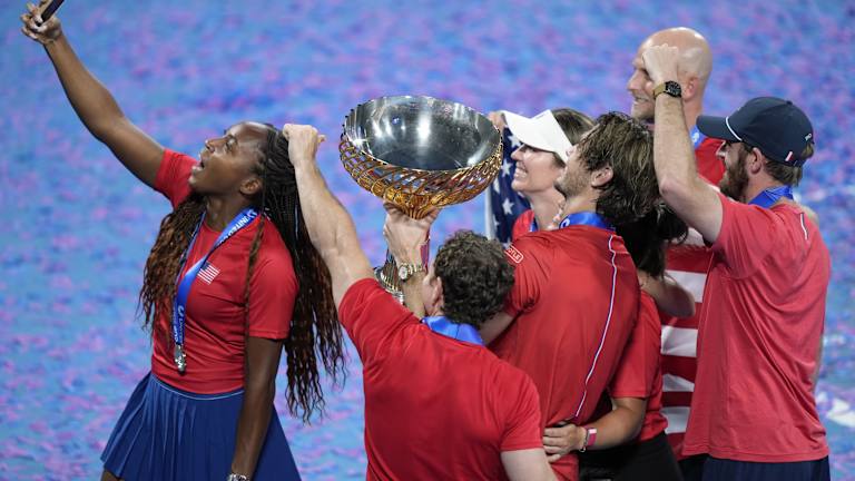 L’équipe américaine célèbre sa victoire à la United Cup 2025, qui a débuté alors que le calendrier indiquait encore 2024.