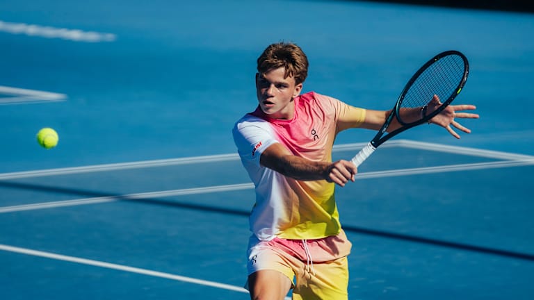 Les antécédents de Bernet et son one-hand ont établi des comparaisons avec Roger Federer