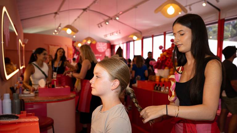 Les fans peuvent se faire coiffer sans rendez-vous au Mecca Summer Club.