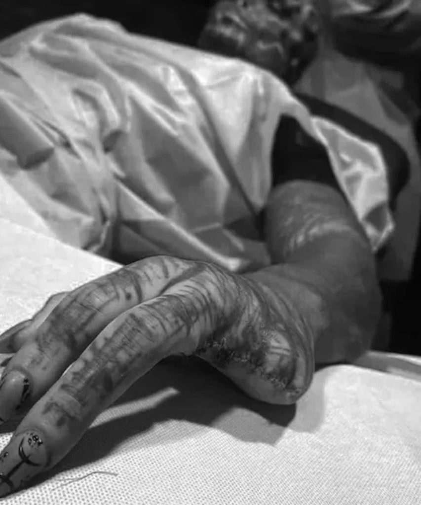 Un Black Alien qui fait peur aux clients des restaurants