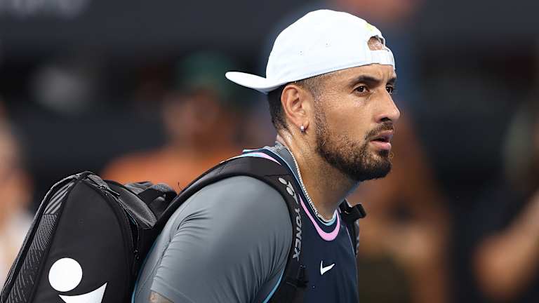 Kyrgios a perdu de peu son retour en simple au Brisbane International lorsque Giovanni Mpetshi Perricard l'a devancé en trois sets décisifs.