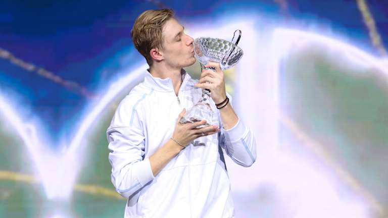 Shapovalov a remporté son troisième titre de carrière (tous à l'intérieur), et d'abord à 500.