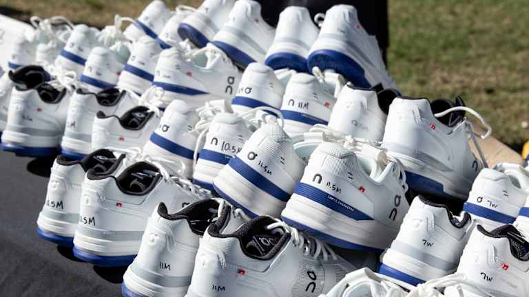 Sur des chaussures de tennis données à la cause valable.