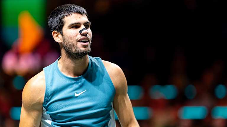 Alcaraz affrontera Alex de Minaur pour le titre dimanche.